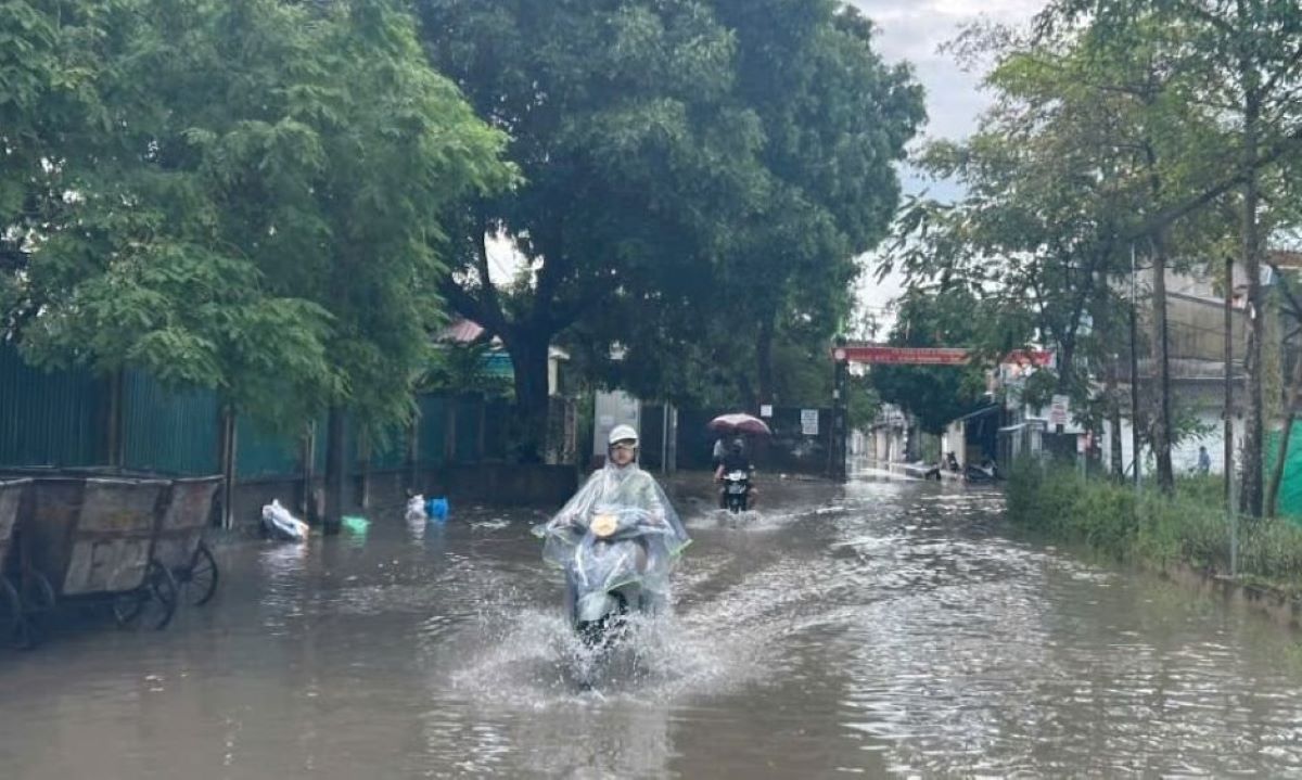 Khu phố Tản Đà (phường Đông Sơn, TP. Thanh Hóa) bị ngập sau trận mưa xuyên đêm. Ảnh: Minh Hoàng