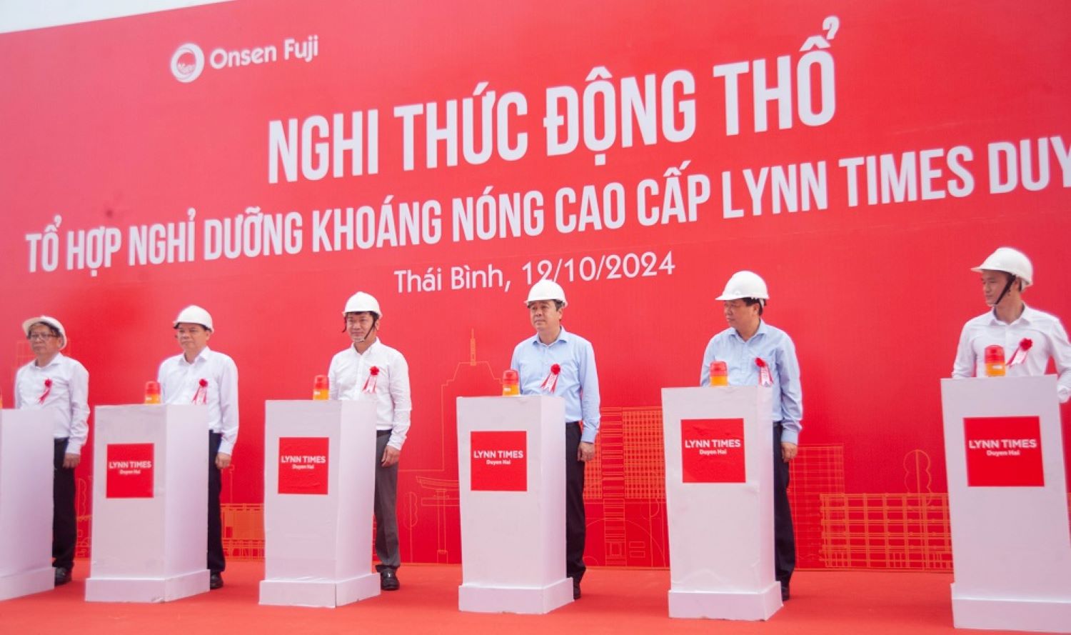 Các đại biểu thực hiện nghi thức động thổ dự án tổ hợp nghỉ dưỡng khoáng nóng cao cấp Lynn Times Duyên Hải. Ảnh: Nam Hồng