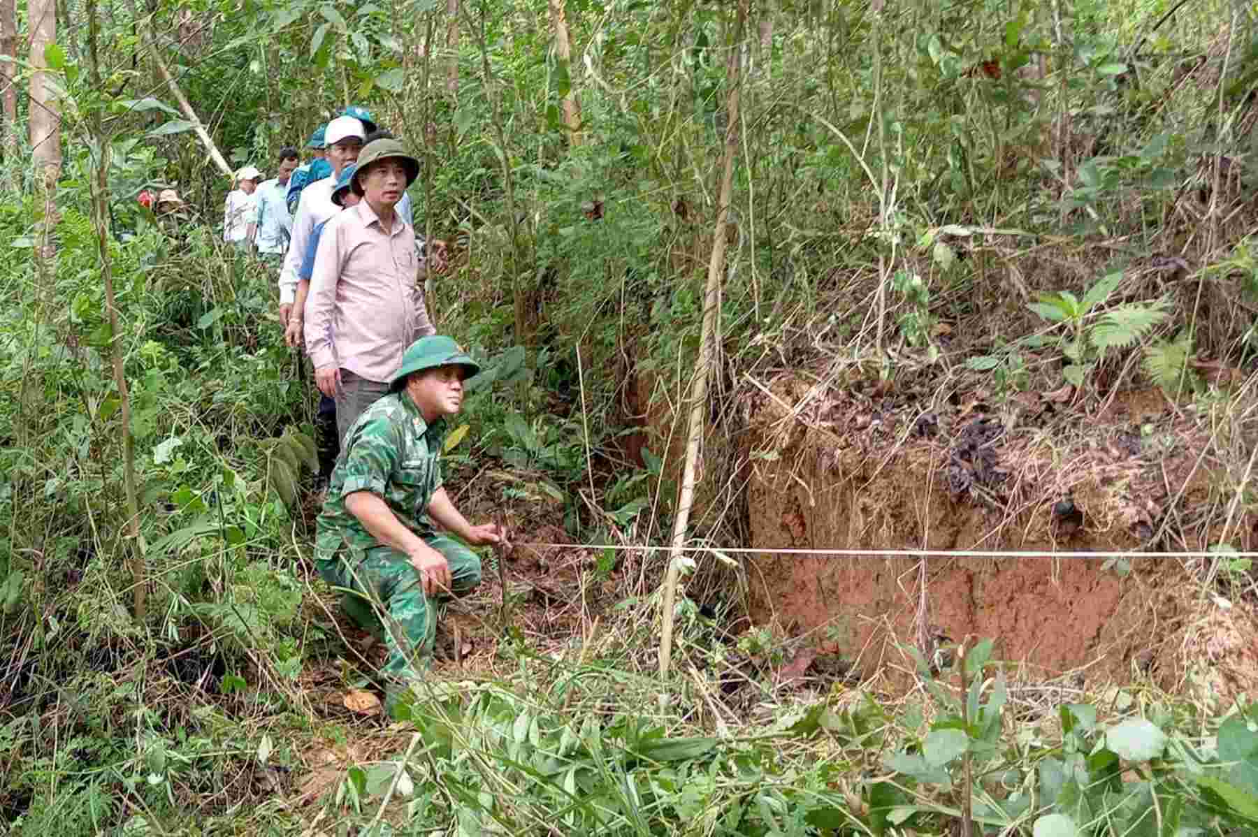 Miền núi Quảng Nam xuất hiện nhiều điểm có nguy cơ sạt lở mới sau mưa bão. Ảnh: Hoàng Vương