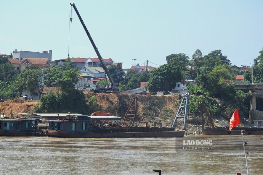 Vụ sập cầu Phong Châu sáng ngày 9.9 đã khiến 8 người và phương tiện mất tích, giao thông gián đoạn, công tác khắc phục tiêu tốn nhiều nhân lực và tiền của, những thiệt hại của tỉnh Phú Thọ vì sự cố này là rất lớn. Ảnh: Tô Công.