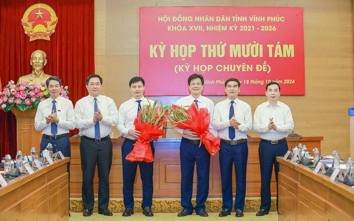 Ông Hà Quang Tiến (đứng thứ 3 từ bên phải sang trái) được bầu giữ chức Phó Chủ tịch HĐND tỉnh Vĩnh Phúc thay cho ông Nguyễn Trung Hải nhận nhiệm vụ mới. Ảnh: Hương Trà