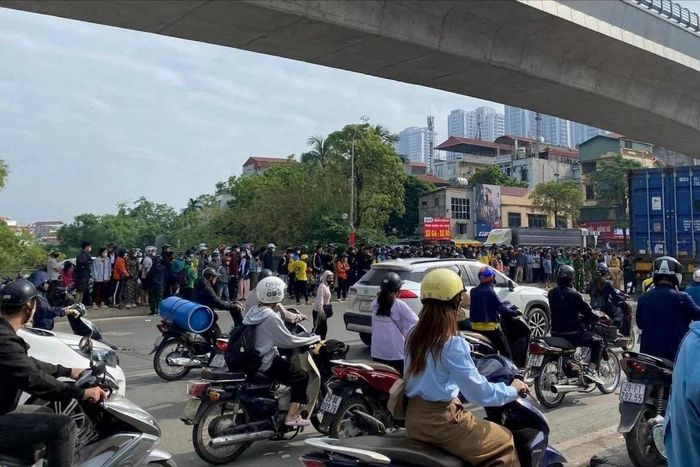 Giao thông gặp khó khăn do ảnh hưởng từ vụ tai nạn.