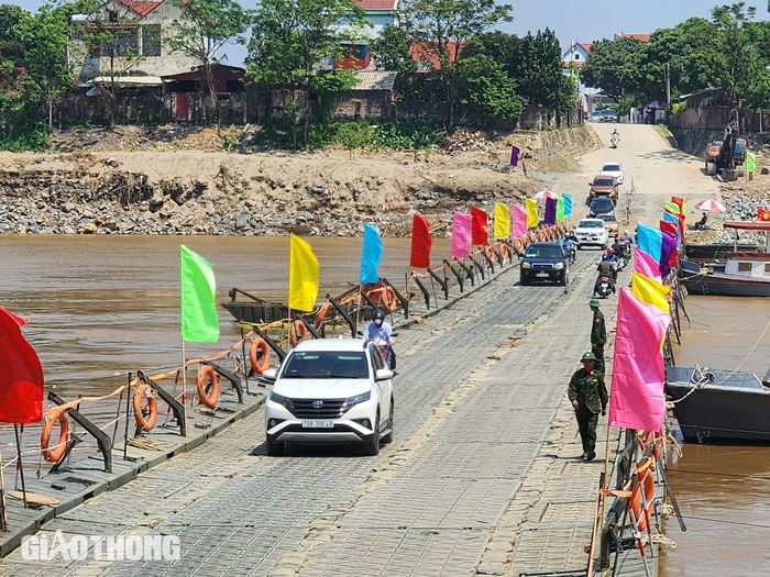 Người dân 2 bên bờ huyện Tam Nông và huyện Lâm Thao vẫn chủ yếu di chuyển qua cầu Phao Phong Châu.