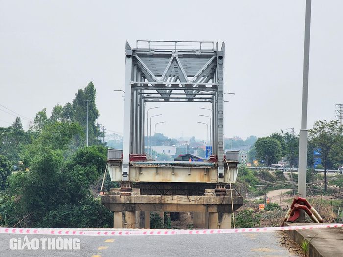 Thời gian qua, Bộ GTVT, tỉnh Phú Thọ đã khẩn trương triển khai nghiên cứu kỹ thuật, xem xét áp dụng các cơ chế xây dựng công trình trong tình huống khẩn cấp. Các bộ, ngành thống nhất áp dụng các cơ chế, quy định hiện hành trong tình huống xây dựng công trình khẩn cấp để hoàn thành công tác điều tra, khảo sát, thiết kế, phê duyệt quyết định đầu tư, áp dụng cơ chế đặc thù trong lựa chọn nhà thầu và khởi công dự án trong tháng 12/2024.