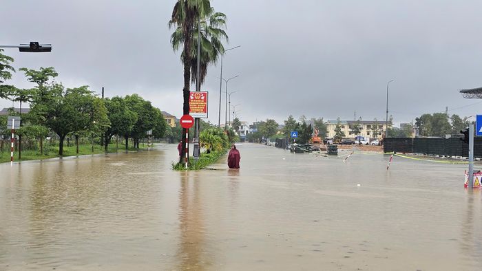 Người dân vất vả di chuyển trên những con đường ngập nước trong sáng đầu tuần.