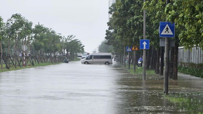 Tại Công điện về việc chủ động ứng phó với mưa lũ, sạt lở đất, ông Nguyễn Văn Phương, Chủ tịch UBND tỉnh Thừa Thiên Huế yêu cầu các đơn vị theo dõi sát thông tin dự báo, diễn biến của mưa lũ; kịp thời chỉ đạo, triển khai công tác ứng phó theo phương châm “4 tại chỗ”, không để bị động, bất ngờ nhằm bảo đảm an toàn tính mạng, hạn chế thấp nhất thiệt hại về tài sản cho người dân. 