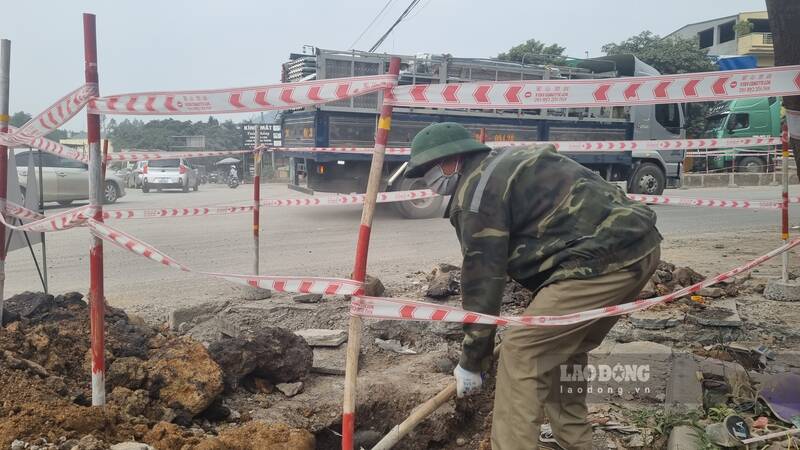 Các công nhân thi công dự án cải tạo nút giao. Ảnh: Lam Thanh