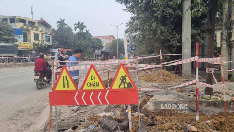 Hệ thông biển báo, rào chắn tại dự án. Ảnh: Lam Thanh