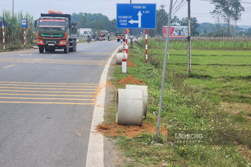 Đến xã Đông Thành, huyện Thanh Ba, tỉnh Phú Thọ những ngày cuối tháng 11, phóng viên Báo Lao Động không khỏi bất ngờ khi thấy dọc đường tỉnh 320C, đoạn qua trung tâm xã này có nhiều ụ trồng cây bằng bêtông bị đào lên, được đặt ngổn ngang dọc đường. Ảnh: Tô Công.