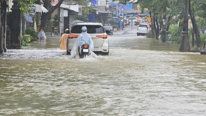 Trước diễn biến của mưa lũ, vào sáng cùng ngày, Thừa Thiên Huế thông báo cho học sinh trên toàn tỉnh nghỉ học.