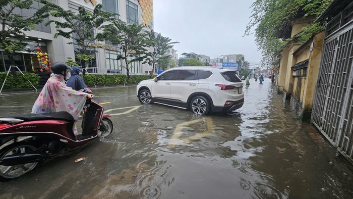 Các phương tiện như ô tô liên tục quay đầu khi đến đoạn đường nước ngập sâu.