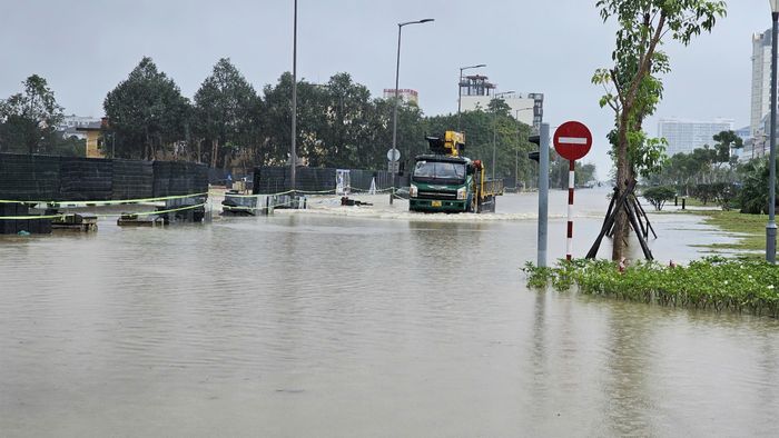 Xe cứu hộ giao thông liên tục di chuyển để cứu hộ các phương tiện bị ngập nước, chết máy.