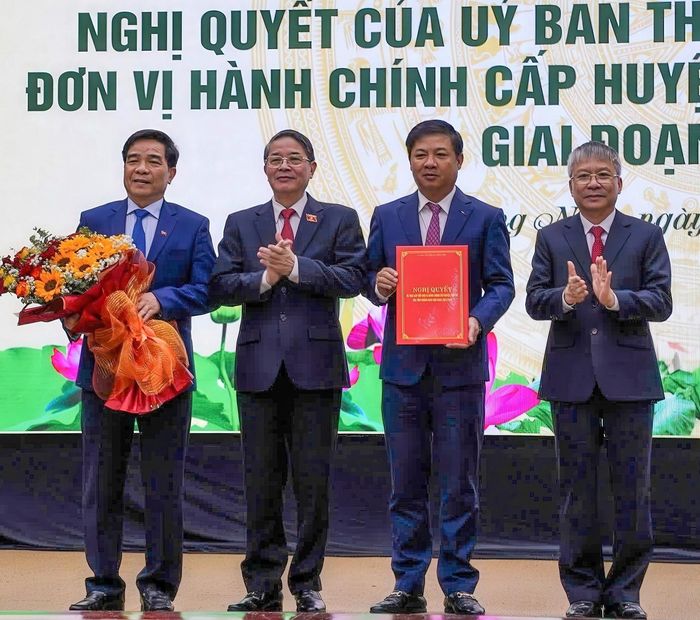  Phó Chủ tịch Quốc hội Nguyễn Đức Hải trao Nghị quyết cho lãnh đạo tỉnh Quảng Nam 