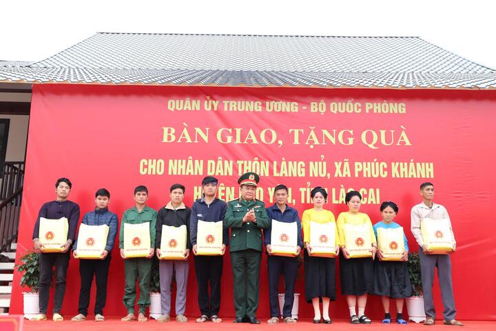 Thượng tướng Hoàng Xuân Chiến, Thứ trưởng Bộ Quốc phòng tặng quà cho các hộ gia đình thôn Làng Nủ.